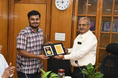Indrajit received the award from Dr. Himanshu Kumar Chaturvedi, Director, ICMR-NIMS